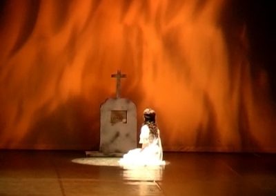 Christine Daae davanti alla tomba del padre